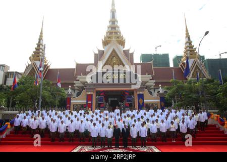 (180905) -- PHNOM PENH, 5. September 2018 -- Kambodschanischer König Norodom Sihamoni (C, Front) posiert für Fotos mit gewählten Gesetzgebern in der Nationalversammlung in Phnom Penh, Kambodscha am 5. September 2018. Der kambodschanische König Norodom Sihamoni führte am Mittwoch den Vorsitz bei der Eröffnung der neuen Nationalversammlung, nachdem die Partei des amtierenden Premierministers Samdech Techo Hun Sen kürzlich einen Erdrutschsieg errungen hatte.) (yk) KAMBODSCHA-PHNOM PENH-NATIONALVERSAMMLUNG-KÖNIG Sovannara PUBLICATIONxNOTxINxCHN Stockfoto