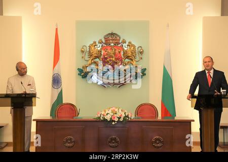 (180905) -- SOFIA, 5. September 2018 -- der bulgarische Präsident Rumen Radev (R) und sein indischer Amtskollege RAM Nath Kovind nehmen am 5. September 2018 an einer Pressekonferenz in Sofia, Bulgarien, Teil. Der bulgarische Präsident Rumen Radev traf sich hier am Mittwoch mit seinem indischen Amtskollegen RAM Nath Kovind, der in das Balkanland kam, um die bilateralen Beziehungen zu stärken. Kovind war der erste indische Präsident, der seit 15 Jahren Bulgarien besuchte. )(dh) BULGARIEN-SOFIA-INDISCHER PRÄSIDENT-BESUCH WangxXinran PUBLICATIONxNOTxINxCHN Stockfoto