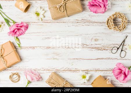 Geschenke Blumen Schere angeordnet runden Muster Tisch Stockfoto