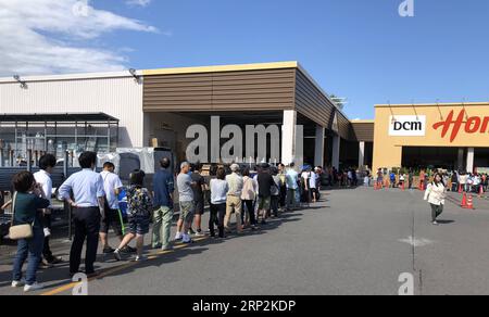 (180906) -- HOKKAIDO, 6. September 2018 -- Menschen warteten vor einem Supermarkt nach einem Erdbeben in Date, Hokkaido, Japan, am 6. September 2018. Ein Erdbeben der Stärke 6,9 traf die Präfektur Hokkaido in Japan am Donnerstag. ) JAPAN-HOKKAIDO-ERDBEBEN DengxMin PUBLICATIONxNOTxINxCHN Stockfoto