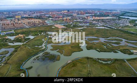 (180906) -- ZHANGYE, 6. September 2018 -- Luftaufnahme vom 5. September 2018 zeigt einen Blick auf den Zhangye National Wetland Park im Bezirk Ganzhou von Zhangye, Provinz Gansu im Nordwesten Chinas. ) (Yxb) CHINA-GANSU-ZHANGYE-WETLAND (CN) TaoxMing PUBLICATIONxNOTxINxCHN Stockfoto