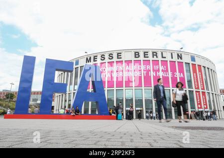 (180905) -- BERLIN, 5. September 2018 -- Foto aufgenommen am 5. September 2018 zeigt den Haupteingang der IFA Unterhaltungselektronikmesse 2018 in Berlin, der Hauptstadt Deutschlands. Die IFA 2018, die dieses Jahr mehr als 245.000 Besucher anzieht, endete am Mittwoch. ) DEUTSCHLAND-BERLIN-IFA 2018-CLOSE ShanxYuqi PUBLICATIONxNOTxINxCHN Stockfoto