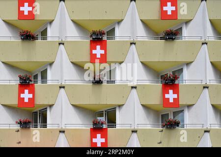 Balkone mit Schweizer Flagge Stockfoto