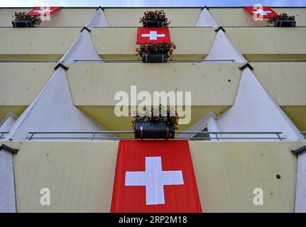 Balkone mit Schweizer Flagge Stockfoto