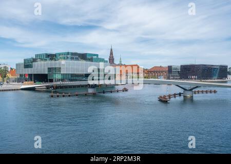 Skyline des Copenhagen Inner Harbour Canal mit dänischem Architekturzentrum und Lille Langebro Bridge - Kopenhagen, Dänemark Stockfoto