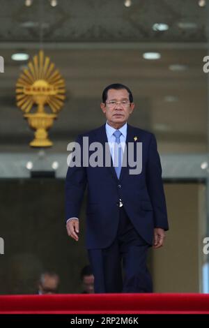 (180906) -- PHNOM PENH, 6. September 2018 -- kambodschanischer Premierminister Samdech Techo Hun Sen geht vor der Nationalversammlung in Phnom Penh, Kambodscha, 6. September 2018. Die kambodschanische Nationalversammlung bestätigte Samdech Techo Hun Sen am Donnerstag für weitere fünf Jahre als Premierminister, nachdem seine Kambodschanische Volkspartei alle Parlamentssitze bei einer Parlamentswahl im Juli gewonnen hatte.) KAMBODSCHA-PHNOM PENH-HUN SEN-PM SOVANNARA PUBLICATIONXNOTXINXCHN Stockfoto