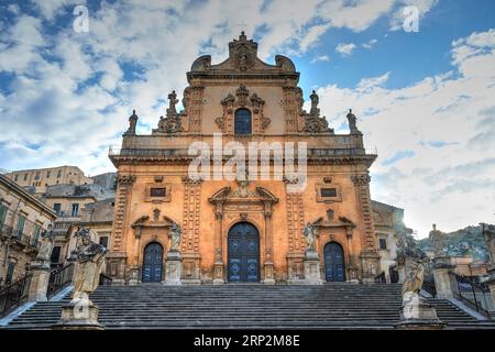 Hintergrundbeleuchtung, Duomo di San Pietro Apostolo, Kirche San Pietro, Altstadt, Statuen, große Treppe, Modica, Barockstadt, Barockwinkel, Südosten Stockfoto