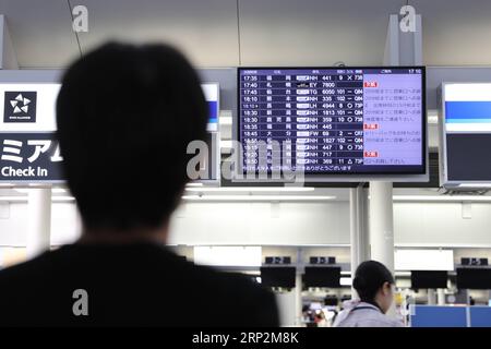 (180906) -- NAGOYA, 6. September 2018 -- Fluginformationen, dass alle Flüge nach Sapporo storniert wurden, sind am 6. September 2018 auf einem Bildschirm am Terminal des internationalen Flughafens Chubu Centrair in Nagoya, Japan, zu sehen. Neun Menschen wurden nach einem starken Erdbeben, das Japans nördlichste Präfektur Hokkaido erschütterte, am frühen Donnerstag als tot bestätigt und 300 Menschen wurden verletzt, sagten lokale Polizei- und Rettungsbeamte. (yg) JAPAN-HOKKAIDO-EARTHQUAKE DuxXiaoyi PUBLICATIONxNOTxINxCHN Stockfoto