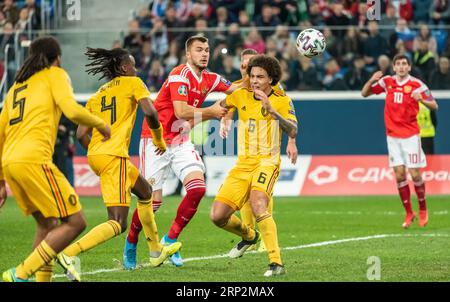 St. Petersburg, Russland – 16. November 2019. Die belgischen Spieler Jason Denayer, Dedryck Boyata und Axel Witsel gegen den russischen Stürmer Nikolai Komlichenko Stockfoto