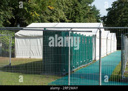 Ascot, Großbritannien. September 2023. Letzte Woche wurde bekannt gegeben, dass einige Schulen, Krankenhäuser und öffentliche Gebäude geschlossen werden müssen, wenn sie aus Stahlautoklavierbeton (RAAC) gebaut wurden, da die Gefahr besteht, dass die Gebäude einstürzen. Die St. Francis Catholic Primary School (abgebildet) in Ascot, Berkshire ist eine der Schulen, die von RAAC betroffen sind. Auf dem Gelände der Schule befinden sich heute Zelte und Freilufttoiletten, die möglicherweise von Schulkindern genutzt werden. Einige der Schulgebäude, darunter die Klassenzimmer Key Stage 2, die Küche und der Saal, können nicht im sc genutzt werden Stockfoto