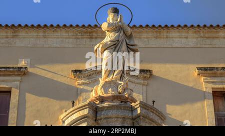 Chiesa di San Francesco d'Assisi all'Immacolata, Statue des Heiligen Franziskus von Assisi, Noto, Barockstadt, Barockwinkel, Südosten, Sizilien, Italien Stockfoto