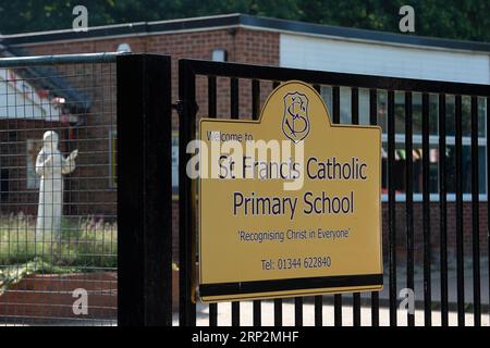 Ascot, Großbritannien. September 2023. Letzte Woche wurde bekannt gegeben, dass einige Schulen, Krankenhäuser und öffentliche Gebäude geschlossen werden müssen, wenn sie aus Stahlautoklavierbeton (RAAC) gebaut wurden, da die Gefahr besteht, dass die Gebäude einstürzen. Die St. Francis Catholic Primary School (abgebildet) in Ascot, Berkshire ist eine der Schulen, die von RAAC betroffen sind. Einige der Schulgebäude, darunter die Klassenzimmer Key Stage 2, die Küche und die Halle, können aufgrund der Anwesenheit von RAAC nicht in der Schule genutzt werden. Die Schule arbeitet mit dem Bildungsministerium zusammen, um Alternative A zu finden Stockfoto