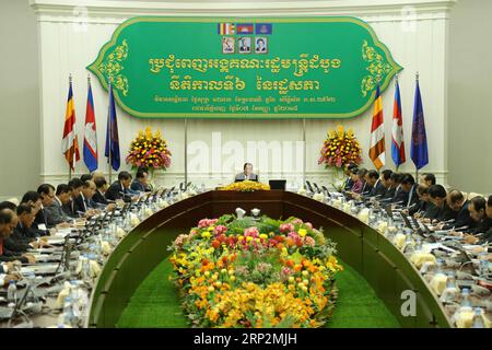 (180907) -- PHNOM PENH, 7. September 2018 -- kambodschanischer Premierminister Samdech Techo Hun Sen (C) führt am 7. September 2018 den Vorsitz über die erste Kabinettssitzung in Phnom Penh, Kambodscha. Der kambodschanische Premierminister Samdech Techo Hun Sen führte am Freitag den Vorsitz bei der ersten Kabinettssitzung und stellte eine Reihe vorrangiger Aufgaben für die Regierung vor, die in den nächsten fünf Jahren durchzuführen sind. ) (yk) KAMBODSCHA-PHNOM PENH-PM-CAB LixLaey PUBLICATIONxNOTxINxCHN Stockfoto