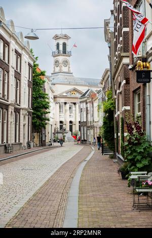 Gasse mit Blick auf das Rathaus in Dordrecht, Niederlande Stockfoto