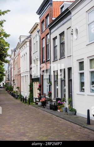 Gasse in der Altstadt von Dordrecht, Niederlande Stockfoto