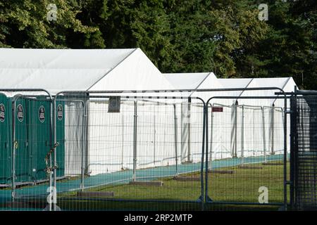 Ascot, Großbritannien. September 2023. Letzte Woche wurde bekannt gegeben, dass einige Schulen, Krankenhäuser und öffentliche Gebäude geschlossen werden müssen, wenn sie aus Stahlautoklavierbeton (RAAC) gebaut wurden, da die Gefahr besteht, dass die Gebäude einstürzen. Die St. Francis Catholic Primary School (abgebildet) in Ascot, Berkshire ist eine der Schulen, die von RAAC betroffen sind. Auf dem Gelände der Schule befinden sich heute Zelte und Freilufttoiletten, die möglicherweise von Schulkindern genutzt werden. Einige der Schulgebäude, darunter die Klassenzimmer Key Stage 2, die Küche und der Saal, können nicht im sc genutzt werden Stockfoto