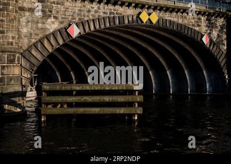 Deutschland, Berlin, 24.06.2023, S-Bahn-Brücke über die Spree, Schiffstunnel, Ausflugsboot Stockfoto