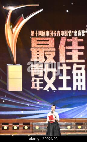 (180908) -- CHANGCHUN, 8. September 2018 -- Schauspielerin Zhang Ziyi erhält den Golden Deer Award für die beste junge Schauspielerin für die verschwendeten Zeiten während der Preisverleihung des 14. Changchun Filmfestivals in Changchun, nordöstliche Provinz Jilin, 8. September 2018. ) CHINA-CHANGCHUN-FILM FESTIVAL (CN) XuxChang PUBLICATIONxNOTxINxCHN Stockfoto