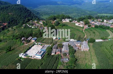 (180908) -- KUNMING, 8. September 2018 -- Luftaufnahme vom 5. September 2018 zeigt Ayiyang Primary School im Dorf Sanmeng in Luquan Yi und Miao Autonomous County, Provinz Yunnan im Südwesten Chinas. Ein Lehrer, acht Schüler, keiner war und wird dank des Landlehrers Wang Zhengxiang aufgegeben werden. Wang Zhengxiang, 56, ist der einzige Lehrer und unterrichtet seit 38 Jahren an der Dorfgrundschule Ayiyang. Die Ayiyang Primary School liegt auf einer Höhe von 2.600 Metern über dem Meeresspiegel und ist von Bergen umgeben. Sie ist von der Außenwelt nicht leicht zu erreichen. Da ist ein Stockfoto