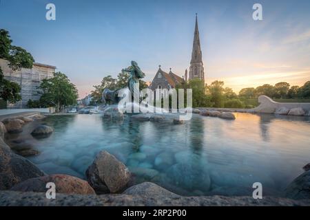 Gefion-Brunnen und St. Albans Church at Sunset - Kopenhagen, Dänemark Stockfoto