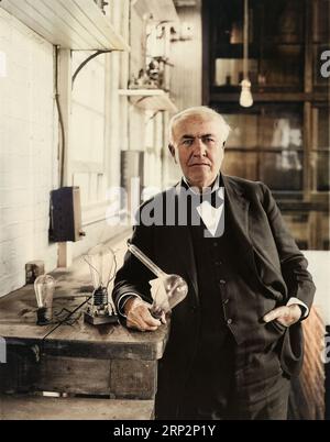 Thomas Edison im Labor mit Edison-Effekt-Glühbirnen. c 1919. New Jersey. Stockfoto
