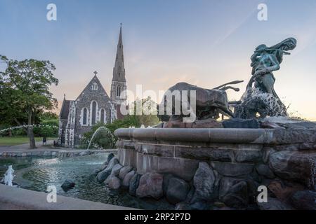 Gefion-Brunnen und St. Albans Church at Sunset - Kopenhagen, Dänemark Stockfoto