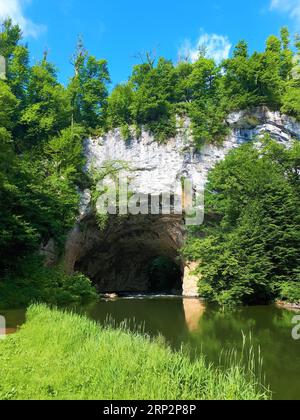 Große Naturbrücke in Rakov Skocjan in der slowenischen Region Notranjska Stockfoto