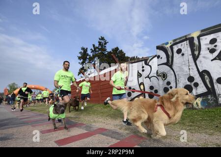 (180909) -- MONTEVIDEO, 9. September 2018 -- Besitzer und ihre Hunde nehmen am Rennen PET Run in Montevideo, Hauptstadt von Uruguay, am 8. September 2018 Teil. Nicolas Celaya) (cr) URUGUAY-MONTEVIDEO-PET RUN e NICOLASxCELAYA PUBLICATIONxNOTxINxCHN Stockfoto