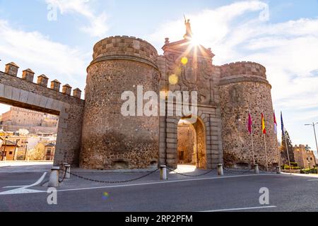 Die Puerta de Bisagra Nueva ist das bekannteste Stadttor von Toledo, Spanien. Historisch Bab Al-Saqra genannt. Stockfoto