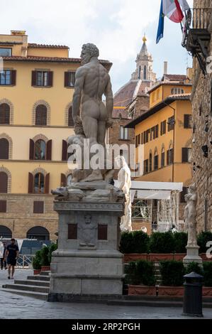 Eine italienische Renaissance-Skulptur aus Marmor von Herkules und Kakus am Haupteingang des Palazzo Vecchio aus dem 13. Jahrhundert (Rathaus von Floren) Stockfoto