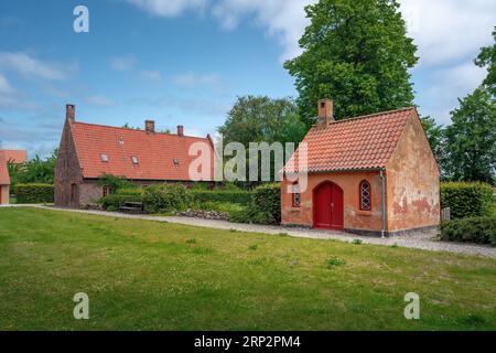 Kleines Haus in St. Mary Church Grounds, ehemaliges Karmeliterkloster - Helsingor, Dänemark Stockfoto