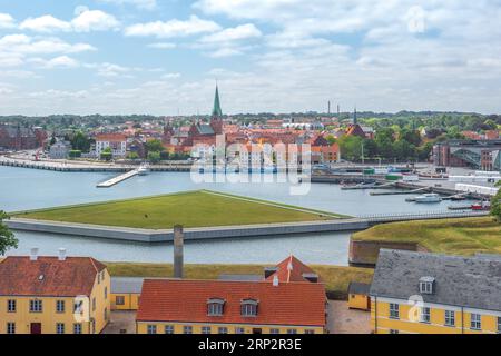 Skyline von Elsinore mit Kirchen aus der Vogelperspektive - Helsingor, Dänemark Stockfoto