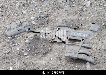 Am Strand angespülte Meeresmüll, menschliche Auswirkungen auf das Meeresökosystem, Minsener Oog, Niedersachsen, Deutschland Stockfoto