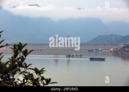 (180910) -- YICHANG, 10. September 2018 -- Schiffe werden gesehen, die das Wasser in der Nähe des drei-Schluchten-Staudamms am Yangtze-Fluss in der Stadt Yichang, Provinz Hubei in Zentralchina, 10. September 2018, reinigen. Das Projekt Three Gorges hat am Montag mit einem Wasserspeichertest begonnen, indem der Wasserstand die höchste ausgelegte Markierung von 175 Metern erreicht hat. ) (WYL) CHINA-HUBEI-YICHANG-THREE GORGES DAM-STORAGE TEST (CN) WANGXGANG PUBLICATIONXNOTXINXCHN Stockfoto