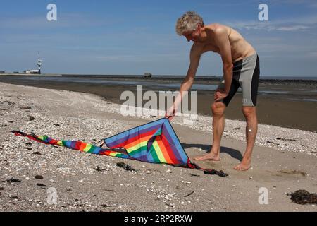 Am Strand angespülte Meeresmüll, menschliche Auswirkungen auf das Meeresökosystem, Drachen, Kinderspielzeug, Minsener Oog, Niedersachsen, Deutschland Stockfoto