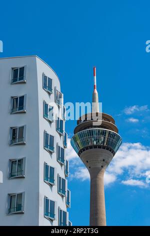 Gehry-Gebäude und Rheinturm, Medienhafen, neuer Zollhof, Düsseldorf, Nordrhein-Westfalen, Deutschland Stockfoto