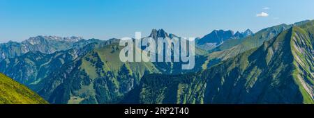 Panorama von Wildengundkopf, 2238m bis Hoefats 2259m, Allgaeu Alpen, Allgaeu, Bayern, Deutschland Stockfoto