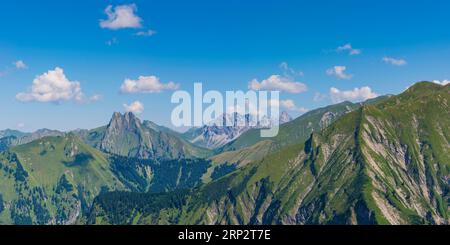 Panorama von Wildengundkopf, 2238m bis Hoefats 2259m, Allgaeu Alpen, Allgaeu, Bayern, Deutschland Stockfoto