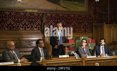 (180911) -- LONDON, 11. September 2018 -- der chinesische Botschafter in Großbritannien Liu Xiaoming (C) hält eine Grundsatzrede während der Eröffnungszeremonie der All-Party Parliamentary Group (APPG) für die Belt and Road Initiative (BRI) und den China-Pakistan Economic Corridor (CPEC) am 10. September 2018 in London, Großbritannien. Der chinesische Botschafter in Großbritannien Liu Xiaoming sagte am Montag, er hoffe, dass die neu gegründete britische parlamentsgruppe für die Belt and Road Initiative als Brücke der Kommunikation dienen und mehr Unterstützung und Beteiligung der britischen Öffentlichkeit für die Initiative bringen wird. ) (LRZ) GROSSBRITANNIEN-LONDON-PARL Stockfoto