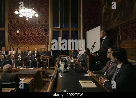 (180911) -- LONDON, 11. September 2018 -- der chinesische Botschafter in Großbritannien Liu Xiaoming (3. R) hält eine Grundsatzrede während der Eröffnungszeremonie der All-Party Parliamentary Group (APPG) für die Belt and Road Initiative (BRI) und den China-Pakistan Economic Corridor (CPEC) am 10. September 2018 in London, Großbritannien. Der chinesische Botschafter in Großbritannien Liu Xiaoming sagte am Montag, er hoffe, dass die neu gegründete britische parlamentsgruppe für die Belt and Road Initiative als Brücke der Kommunikation dienen und mehr Unterstützung und Beteiligung der britischen Öffentlichkeit für die Initiative bringen wird. ) (lrz) GROSSBRITANNIEN-LONDON- Stockfoto