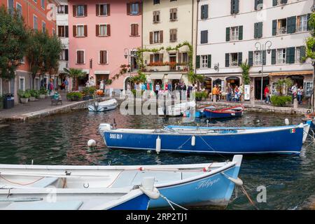 Häuser und Fischerboote im alten Hafen von Limone sul Garda, Gardasee, Provinz Brescia, Lombardei, Oberitalien, Italien Stockfoto