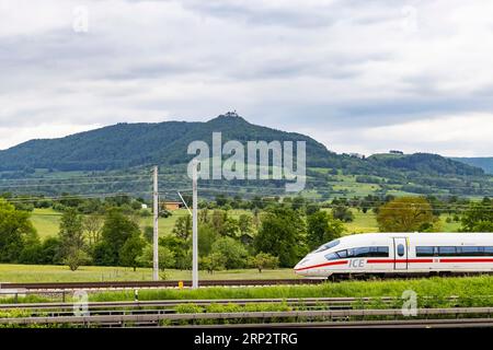 ICE der Deutschen Bahn AG auf der neuen Strecke Wendlingen–Ulm, Autobahn A8, Weilheim an der Teck, Baden-Württemberg, Deutschland Stockfoto