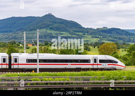 ICE der Deutschen Bahn AG auf der neuen Strecke Wendlingen–Ulm, Autobahn A8, Weilheim an der Teck, Baden-Württemberg, Deutschland Stockfoto