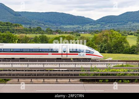 ICE der Deutschen Bahn AG auf der neuen Strecke Wendlingen–Ulm, Autobahn A8, Weilheim an der Teck, Baden-Württemberg, Deutschland Stockfoto