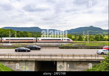 ICE der Deutschen Bahn AG auf der neuen Strecke Wendlingen–Ulm, Autobahn A8, Weilheim an der Teck, Baden-Württemberg, Deutschland Stockfoto