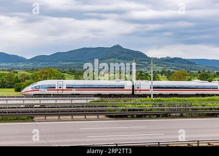 ICE der Deutschen Bahn AG auf der neuen Strecke Wendlingen–Ulm, Autobahn A8, Weilheim an der Teck, Baden-Württemberg, Deutschland Stockfoto