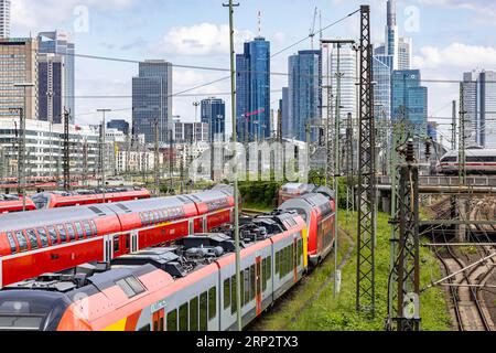 Zugverkehr in Frankfurt am Main, Züge vor der Mainhatten Skyline, Frankfurt am Main, Hessen, Deutschland Stockfoto