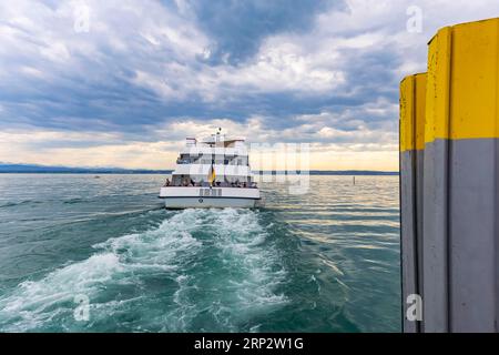 Bodensee am Abend mit dem Ausflugsboot Graf Zeppelin, Immenstaad, Baden-Württemberg, Deutschland Stockfoto