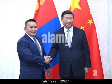 (180912) -- WLADIWOSTOK, 12. September 2018 -- der chinesische Präsident Xi Jinping (R) trifft sich mit dem mongolischen Präsidenten Khaltmaa Battulga in Wladiwostok, Russland, 12. September 2018. )(ly) RUSSLAND-WLADIWOSTOK-XI JINPING-MONGOLEI-TREFFEN RaoxAimin PUBLICATIONxNOTxINxCHN Stockfoto