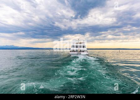 Bodensee am Abend mit dem Ausflugsboot Graf Zeppelin, Immenstaad, Baden-Württemberg, Deutschland Stockfoto